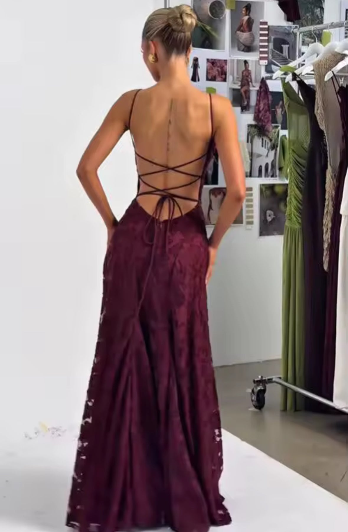 שמלת מקסי אופל – גב פתוח ונפילה רכה