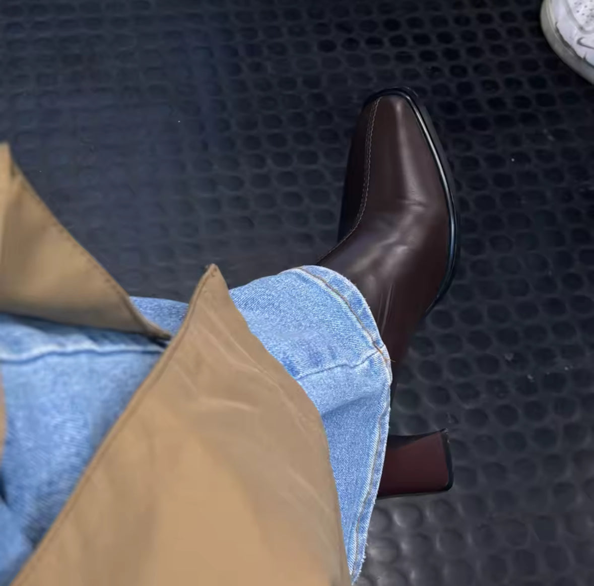 מגפי קרלה – עקב עבה ונוחות אלגנטית