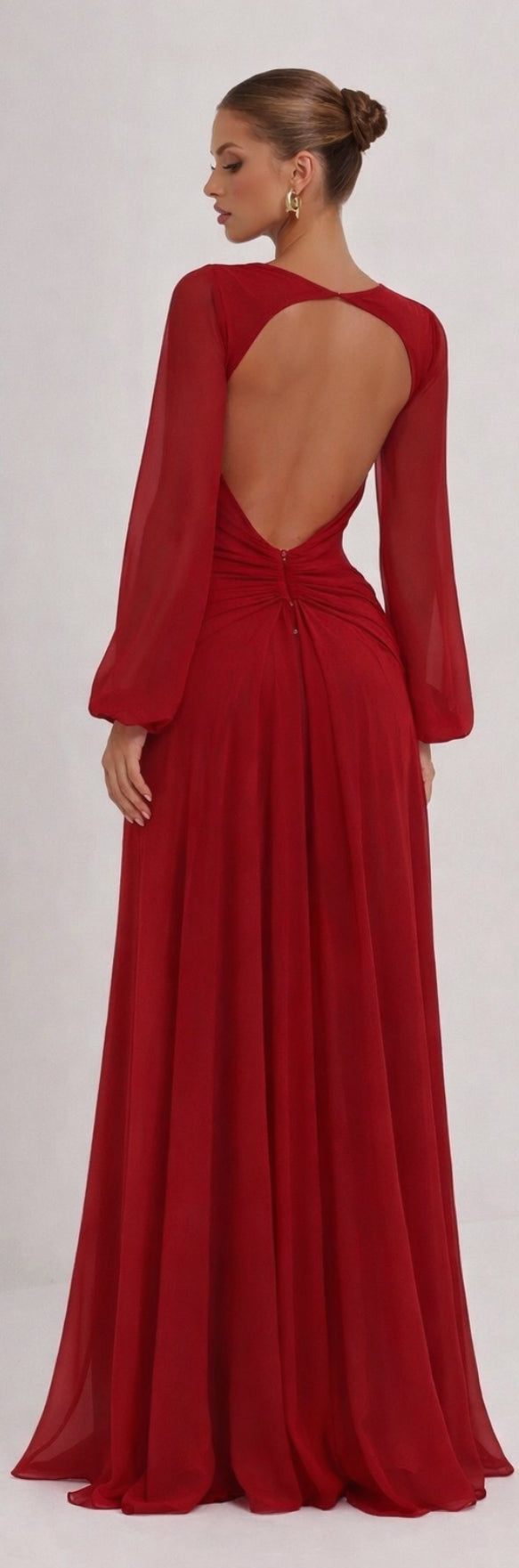 דגם ניצן - שמלת חופש נשפכת עם חיתוכי צד חשופים