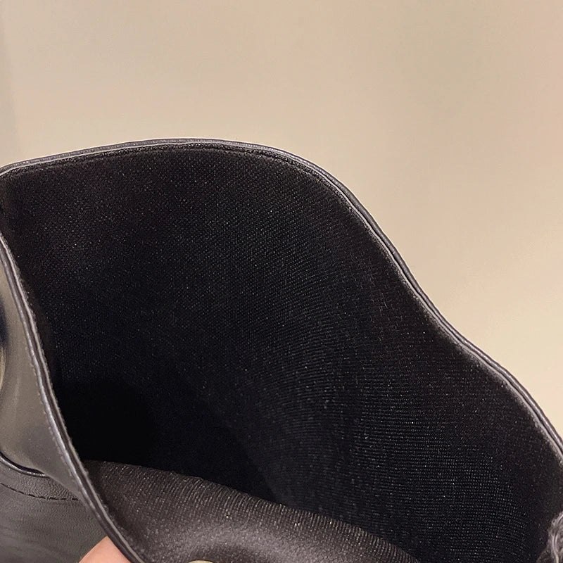 מגפי אשלי – מגפי בוקרים שחורים עם אבזם יוקרתי