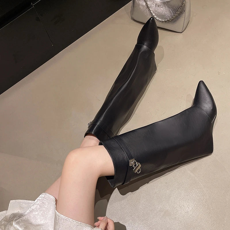 מגפי אשלי – מגפי בוקרים שחורים עם אבזם יוקרתי