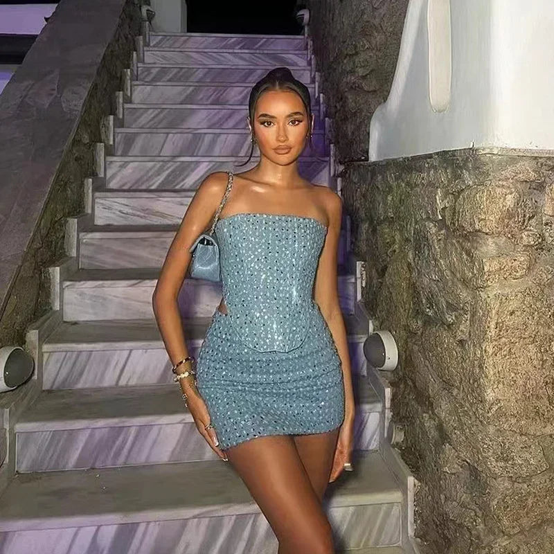 שמלת מיני נועם – סטרפלס נוצץ