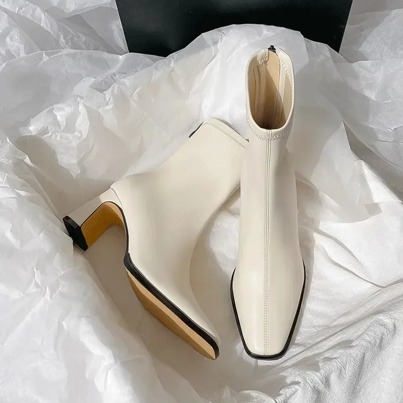 מגפי קרלה – עקב עבה ונוחות אלגנטית