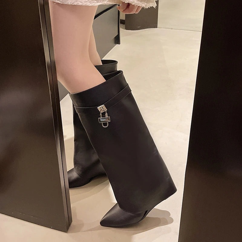 מגפי אשלי – מגפי בוקרים שחורים עם אבזם יוקרתי