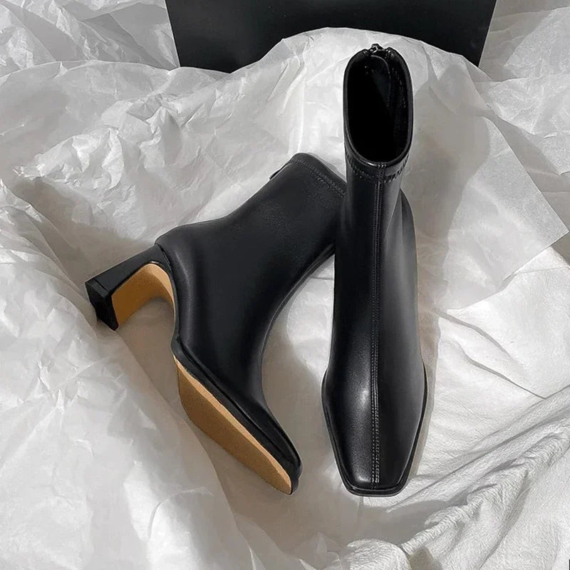 מגפי קרלה – עקב עבה ונוחות אלגנטית