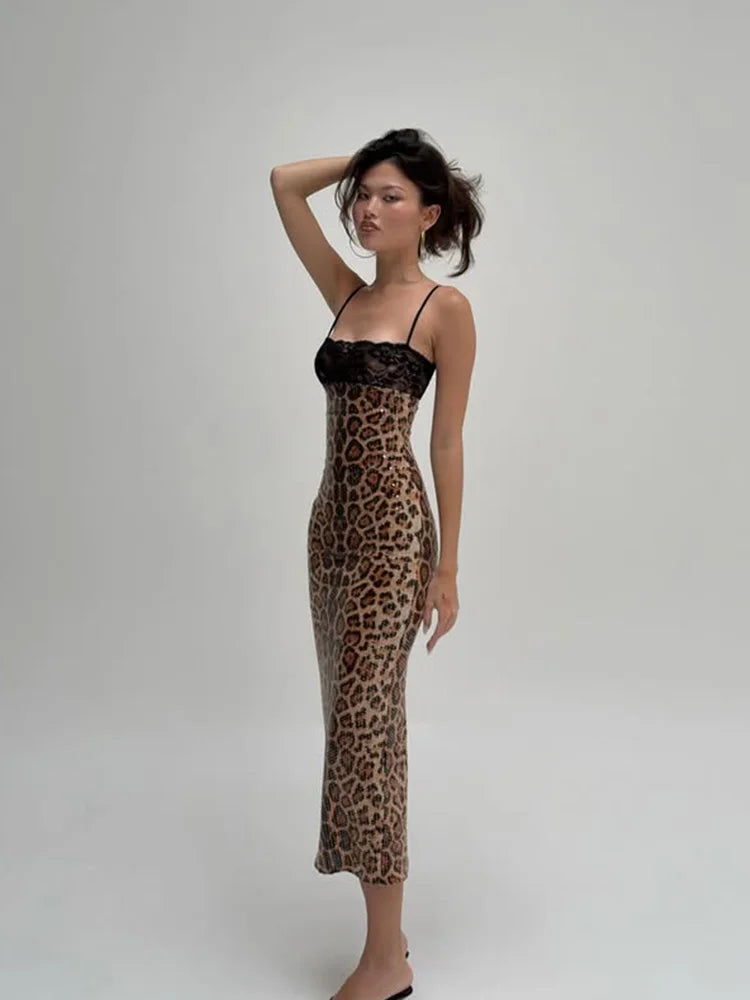 דגם טלי – שמלת מקסי מנומרת עם תחרה וחיתוך מחטב