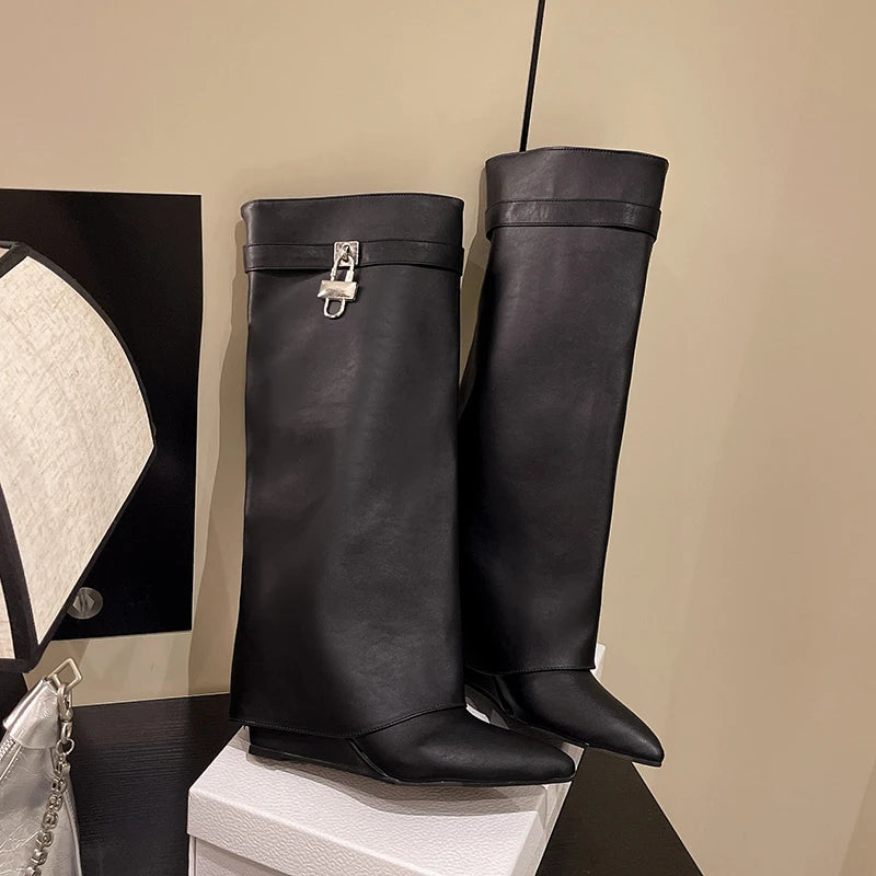 מגפי אשלי – מגפי בוקרים שחורים עם אבזם יוקרתי