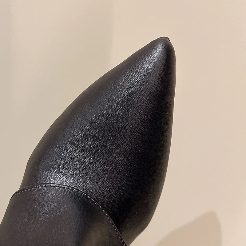 מגפי אשלי – מגפי בוקרים שחורים עם אבזם יוקרתי