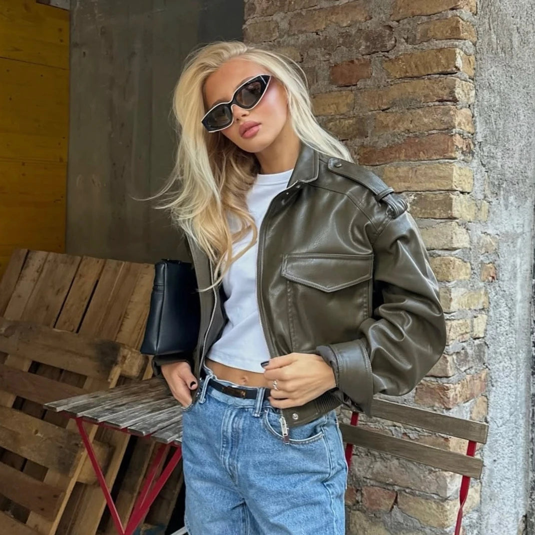 מעיל בומבר רוקסי – שילוב של כוח ועוצמה