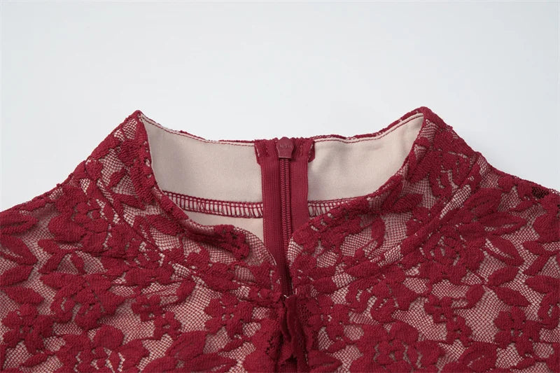 דגם לאו -מקסי צווארון גבוה עם עיטורים