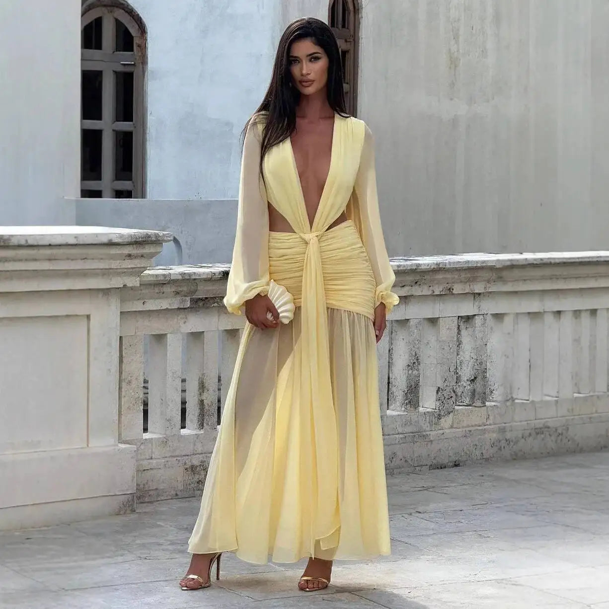 דגם ניצן - שמלת חופש נשפכת עם חיתוכי צד חשופים