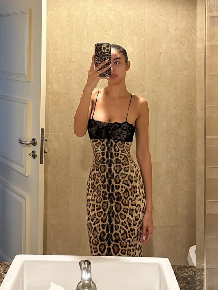 דגם טלי – שמלת מקסי מנומרת עם תחרה וחיתוך מחטב